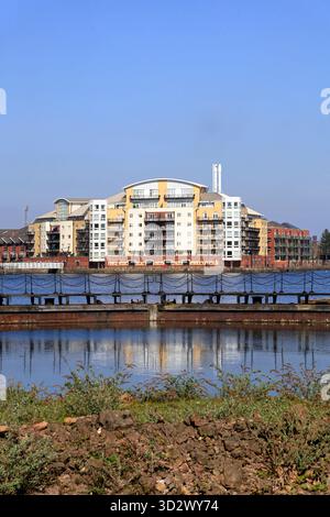 Vieilles portes et appartements à Roath Basin, Cardiff, pays de Galles du Sud. Prise en octobre 2025 Banque D'Images