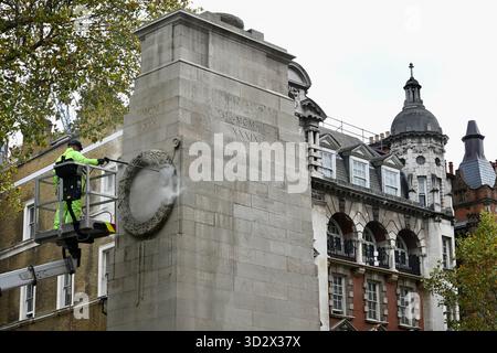 Londres, Royaume-Uni. Le monument commémoratif de guerre du cénotaphe à Whitehall a été lavé à la puissance en préparation du Service national du souvenir le 9 novembre 2025. Crédit : michael melia/Alamy Live News Banque D'Images