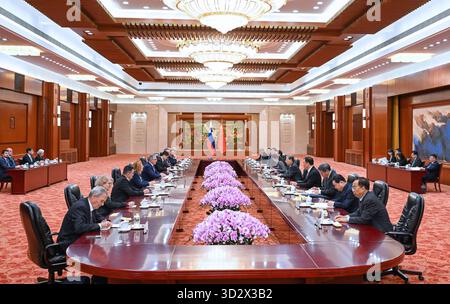 Pékin, Chine. 3 novembre 2025. Zhao Leji, président du Comité permanent de l'Assemblée populaire nationale (APN), rencontre Marko Lotric, président du Conseil national de Slovénie, à Pékin, capitale de la Chine, le 3 novembre 2025. Crédit : Rao Aïmin/Xinhua/Alamy Live News Banque D'Images