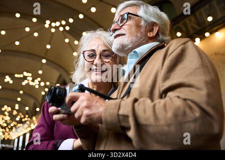 Couple senior voyageant pour visiter et prendre des photos Banque D'Images