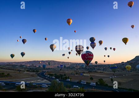 Formations rocheuses volcaniques et maisons de grottes en Cappadoce, Turquie Banque D'Images