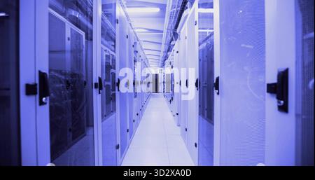 Comprend une allée carrelée longeant le couloir du centre de données, avec racks de serveurs et chemins de câbles Banque D'Images