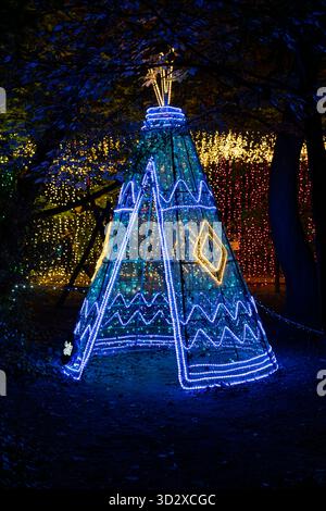 Le jardin des lumières est une exposition de lumière à Budapest, Hongrie, ELTE fuveszkert. Le thème principal est Peter PAN en 2025. Banque D'Images