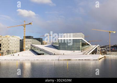 Oslo, Norvège, mars 2018 : L'Opéra d'Oslo en hiver, entouré de grues. Le fjord d'Oslo en face Banque D'Images