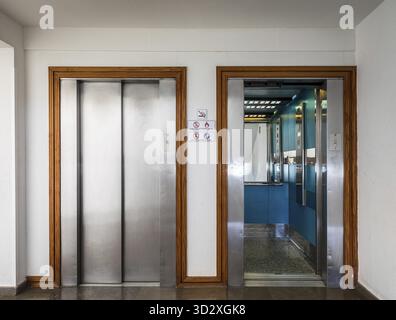 Portes d'ascenseur de bâtiment d'hôtel en métal chromé ouvertes et fermées photo réaliste Banque D'Images