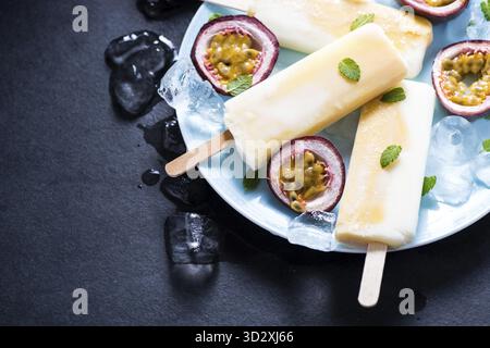 Sain et rafraîchissant, fruit de la passion maison et yaourt popsicle Banque D'Images