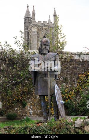 Statue en métal du roi Alfred le Grand au prieuré de l'abbaye de Shaftsbury, Shaftsbury, Dorset, Angleterre Banque D'Images