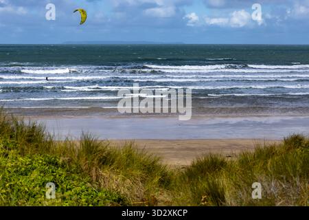 Perspectives sur les dunes de sable : vue depuis les dunes de sable de Braunton Burrows, vue sur la baie de Bideford, avec Marram Grass, Wind Surfer et Lundy Island Banque D'Images