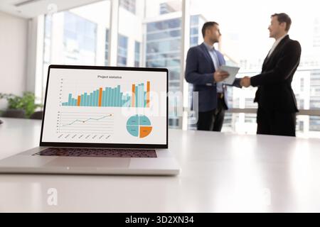 Table de bureau de l'analyste marketing avec graphiques de croissance Banque D'Images
