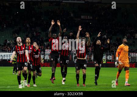 Les joueurs de l'AC Milan célèbrent la victoire à la fin du match de football Serie A entre l'AC Milan et L'AS Roma. Banque D'Images