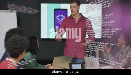 Présentation de l'homme en chemise rouge et jeans guidant les collègues à la table de conférence, avec graphique d'application Banque D'Images