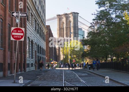 New York City, NY, États-Unis. 17 octobre 2014 : rue DUMBO avec le pont de Brooklyn en arrière-plan par temps clair. Banque D'Images