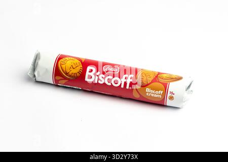 Londres, Royaume-Uni, 22 octobre 2025 :- Une vue d'un paquet de biscuits Lotus Biscoff avec Biscoff étalé sur un fond blanc Banque D'Images
