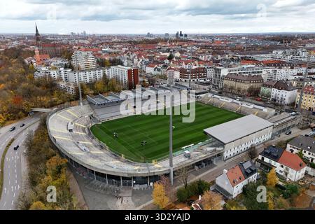 Munich, Deutschland. 03 Nov, 2025. Vue aérienne du stade Grünwalder. Le stade est situé dans le quartier Giesing de Munich, la capitale de la Bavière, et est le terrain du club de football TSV Munich 1860. Crédit : dpa/Alamy Live News Banque D'Images