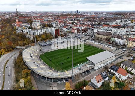 Munich, Deutschland. 03 Nov, 2025. Vue aérienne du stade Grünwalder. Le stade est situé dans le quartier Giesing de Munich, la capitale de la Bavière, et est le terrain du club de football TSV Munich 1860. Crédit : dpa/Alamy Live News Banque D'Images