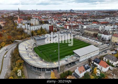 Munich, Deutschland. 03 Nov, 2025. Vue aérienne du stade Grünwalder. Le stade est situé dans le quartier Giesing de Munich, la capitale de la Bavière, et est le terrain du club de football TSV Munich 1860. Crédit : dpa/Alamy Live News Banque D'Images