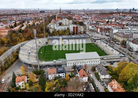 Munich, Deutschland. 03 Nov, 2025. Vue aérienne du stade Grünwalder. Le stade est situé dans le quartier Giesing de Munich, la capitale de la Bavière, et est le terrain du club de football TSV Munich 1860. Crédit : dpa/Alamy Live News Banque D'Images