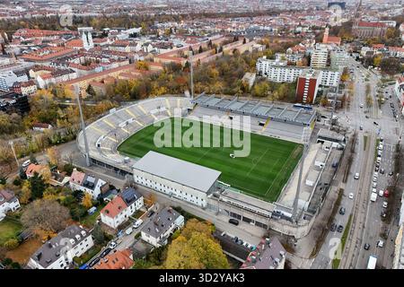 Munich, Deutschland. 03 Nov, 2025. Vue aérienne du stade Grünwalder. Le stade est situé dans le quartier Giesing de Munich, la capitale de la Bavière, et est le terrain du club de football TSV Munich 1860. Crédit : dpa/Alamy Live News Banque D'Images