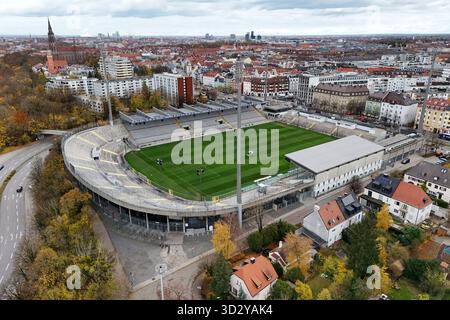 Munich, Deutschland. 03 Nov, 2025. Vue aérienne du stade Grünwalder. Le stade est situé dans le quartier Giesing de Munich, la capitale de la Bavière, et est le terrain du club de football TSV Munich 1860. Crédit : dpa/Alamy Live News Banque D'Images