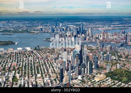Une vue aérienne époustouflante de la zone métropolitaine de New York, montrant le paysage urbain dense de Manhattan et Brooklyn. Banque D'Images