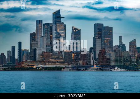 L'architecture moderne et distincte des gratte-ciel Hudson Yards illuminés au crépuscule à New York. Banque D'Images