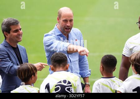 Le Prince de Galles rencontre les participants du programme Generation Earthshot, au stade Maracana de Rio de Janeiro, le premier jour de sa visite au Brésil pour la remise annuelle des Prix Earthshot. Date de la photo : lundi 3 novembre 2025. Banque D'Images