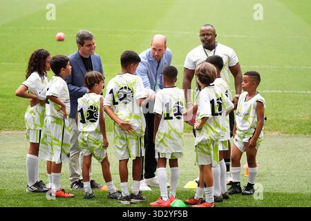 Le Prince de Galles rencontre les participants du programme Generation Earthshot, au stade Maracana de Rio de Janeiro, le premier jour de sa visite au Brésil pour la remise annuelle des Prix Earthshot. Date de la photo : lundi 3 novembre 2025. Banque D'Images