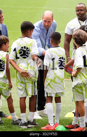 Le Prince de Galles rencontre les participants du programme Generation Earthshot, au stade Maracana de Rio de Janeiro, le premier jour de sa visite au Brésil pour la remise annuelle des Prix Earthshot. Date de la photo : lundi 3 novembre 2025. Banque D'Images