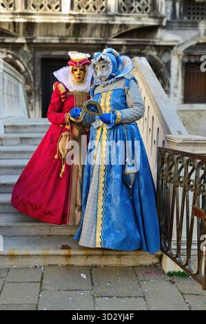 Venise, Italie - 7 mars 2011 : un participantы non identifié en masque pendant le Carnaval de Venise. Le carnaval de 2011 a eu lieu du 26 février à ma Banque D'Images
