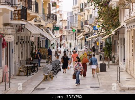 Scène de rue de l'île grecque - gens marchant dans la ville d'Ermoupoli, ville principale de Syros, les îles Cyclades, Grèce Banque D'Images
