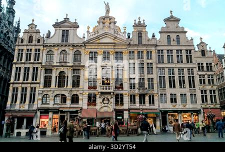 Bruxelles, Belgique - 29 août 2018 - architecture historique de grand lieu à bruxelles avec les touristes au crépuscule. Banque D'Images