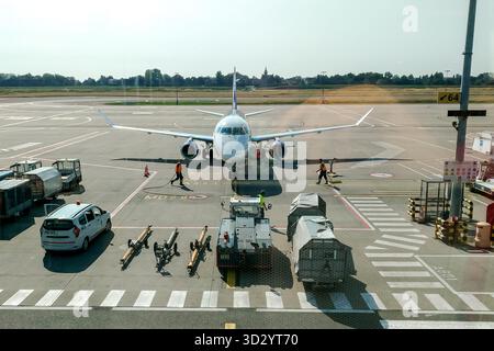 Bruxelles, Belgique - 29 août 2018 - avion au terminal de l'aéroport avec équipage au sol préparant le départ. Banque D'Images