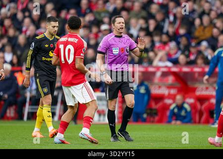 West Bridgford, Royaume-Uni. 01 novembre 2025. Arbitre Darren England lors du match de Nottingham Forest contre Manchester United premier League au City Ground, West Bridgford, Angleterre le 1er novembre 2025 crédit : Eleanor Hoad/Every second Media crédit : Every second Media/Alamy Live News Banque D'Images