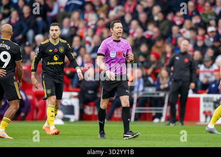West Bridgford, Royaume-Uni. 01 novembre 2025. Arbitre Darren England lors du match de Nottingham Forest contre Manchester United premier League au City Ground, West Bridgford, Angleterre le 1er novembre 2025 crédit : Eleanor Hoad/Every second Media crédit : Every second Media/Alamy Live News Banque D'Images