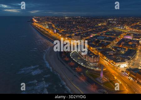 Vue aérienne nocturne vers le nord le long de la promenade de Blackpool, Lancashire, Angleterre. Banque D'Images