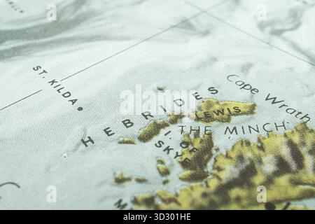 La section en gros plan d'une carte topographique montrant les lignes de contour, l'ombrage, les noms de lieux Brighton et Lewes dans le Sussex de l'est, en Angleterre, représente les collines ondoyantes A. Banque D'Images