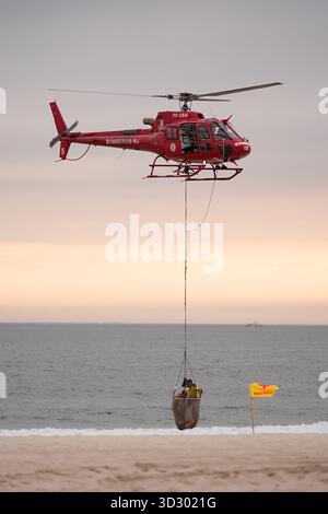 Une démonstration d'activation de sauveteurs de sauvetage en mer lors d'une visite du Prince de Galles (non photographié) à la plage de Copacabana à Rio de Janeiro, le premier jour de sa visite au Brésil pour le Prix Earthshot. Date de la photo : lundi 3 novembre 2025. Banque D'Images