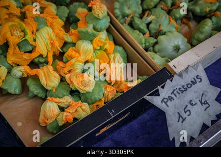 Gourmandise française traditionnelle, fleurs de patisson Pattypan courge en fleurs au cours Saleya Provencal Farmers Market, vieille ville, Nice, France Banque D'Images