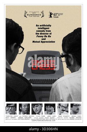 Computer Chess (2013) réalisé par Andrew Bujalski et mettant en vedette Patrick Riester, Robin Schwartz et Gerald Peary. Un groupe de programmeurs informatiques concourent à un tournoi d'échecs des années 1980, explorant les bizarreries de la technologie et de la connexion humaine. Affiche AMÉRICAINE À une feuille POUR USAGE ÉDITORIAL UNIQUEMENT. Crédit : BFA / Kino Lorber Banque D'Images
