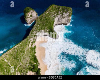 Emblématique promontoire de T-Rex et plage de sable isolée sur l'île de Nusa Penida, Bali Banque D'Images