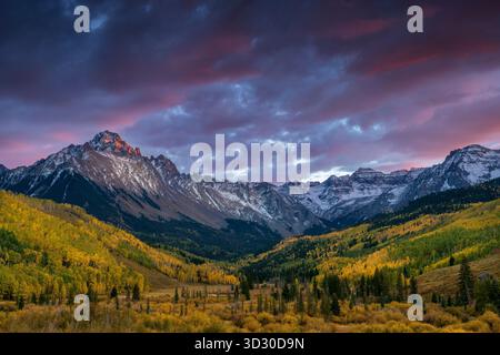 Coucher du soleil, le tremble, le Mont Sneffels, Dallas, diviser Uncompahgre National Forest, Colorado Banque D'Images