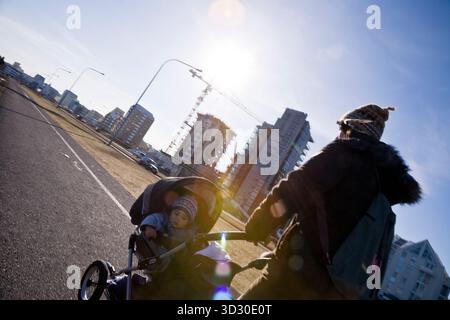 Femme marchant avec son bébé. Reykjavik, Islande. Reykjavík est la capitale et la plus grande ville d'Islande. Sa latitude à 64°08' N en fait le monde Banque D'Images