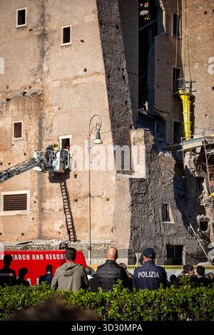 Rome, RM, Italie. 3 novembre 2025. Suite à l'effondrement d'une partie de la Torre dei Conti médiévale, près du Colisée, un restaurateur est piégé à l'intérieur du bâtiment par les décombres. L'équipe de recherche et de sauvetage des pompiers est activée pour libérer le travailleur. (Crédit image : © Marco Di Gianvito/ZUMA Press Wire) USAGE ÉDITORIAL SEULEMENT ! Non destiné à UN USAGE commercial ! Crédit : ZUMA Press, Inc/Alamy Live News Banque D'Images
