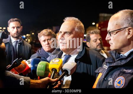 Rome, RM, Italie. 3 novembre 2025. Suite à l'effondrement d'une partie de la Torre dei Conti médiévale, près du Colisée, un restaurateur est piégé à l'intérieur du bâtiment par les décombres. LAMBERTO GIANNINI (préfet de Rome) parle à la presse pendant les opérations de sauvetage. (Crédit image : © Marco Di Gianvito/ZUMA Press Wire) USAGE ÉDITORIAL SEULEMENT ! Non destiné à UN USAGE commercial ! Crédit : ZUMA Press, Inc/Alamy Live News Banque D'Images