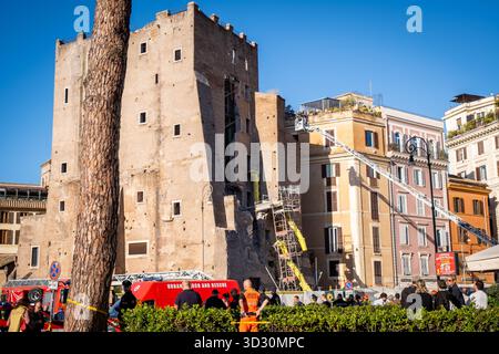 Rome, RM, Italie. 3 novembre 2025. Suite à l'effondrement d'une partie de la Torre dei Conti médiévale, près du Colisée, un restaurateur est piégé à l'intérieur du bâtiment par les décombres. L'équipe de recherche et de sauvetage des pompiers est activée pour libérer le travailleur. (Crédit image : © Marco Di Gianvito/ZUMA Press Wire) USAGE ÉDITORIAL SEULEMENT ! Non destiné à UN USAGE commercial ! Crédit : ZUMA Press, Inc/Alamy Live News Banque D'Images
