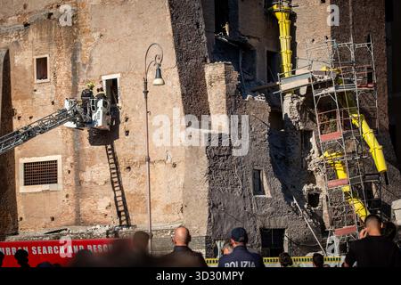 Rome, RM, Italie. 3 novembre 2025. Suite à l'effondrement d'une partie de la Torre dei Conti médiévale, près du Colisée, un restaurateur est piégé à l'intérieur du bâtiment par les décombres. L'équipe de recherche et de sauvetage des pompiers est activée pour libérer le travailleur. (Crédit image : © Marco Di Gianvito/ZUMA Press Wire) USAGE ÉDITORIAL SEULEMENT ! Non destiné à UN USAGE commercial ! Crédit : ZUMA Press, Inc/Alamy Live News Banque D'Images