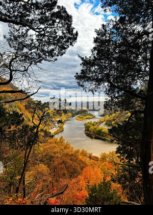 Vue imprenable sur l'automne depuis le mont Tammany via Red Dot & Blue Dot Trail, le plus haut sommet du New Jersey, surplombant Delaware Water Gap et la vallée de la rivière. Banque D'Images