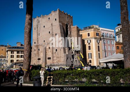 Rome, RM, Italie. 3 novembre 2025. Suite à l'effondrement d'une partie de la Torre dei Conti médiévale, près du Colisée, un restaurateur est piégé à l'intérieur du bâtiment par les décombres. (Crédit image : © Marco Di Gianvito/ZUMA Press Wire) USAGE ÉDITORIAL SEULEMENT ! Non destiné à UN USAGE commercial ! Crédit : ZUMA Press, Inc/Alamy Live News Banque D'Images