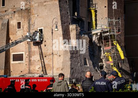 Rome, RM, Italie. 3 novembre 2025. Suite à l'effondrement d'une partie de la Torre dei Conti médiévale, près du Colisée, un restaurateur est piégé à l'intérieur du bâtiment par les décombres. L'équipe de recherche et de sauvetage des pompiers est activée pour libérer le travailleur. (Crédit image : © Marco Di Gianvito/ZUMA Press Wire) USAGE ÉDITORIAL SEULEMENT ! Non destiné à UN USAGE commercial ! Crédit : ZUMA Press, Inc/Alamy Live News Banque D'Images
