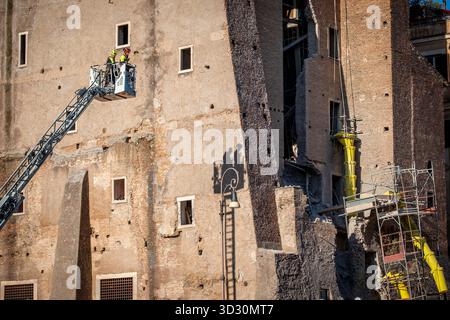 Rome, RM, Italie. 3 novembre 2025. Suite à l'effondrement d'une partie de la Torre dei Conti médiévale, près du Colisée, un restaurateur est piégé à l'intérieur du bâtiment par les décombres. L'équipe de recherche et de sauvetage des pompiers est activée pour libérer le travailleur. (Crédit image : © Marco Di Gianvito/ZUMA Press Wire) USAGE ÉDITORIAL SEULEMENT ! Non destiné à UN USAGE commercial ! Crédit : ZUMA Press, Inc/Alamy Live News Banque D'Images